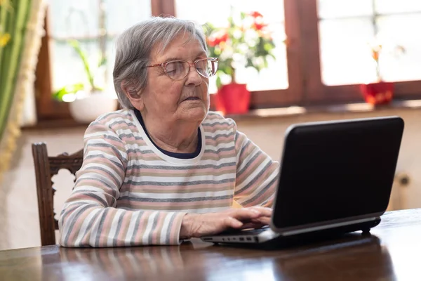 Femmes âgées et nouvelles technologies — Photo