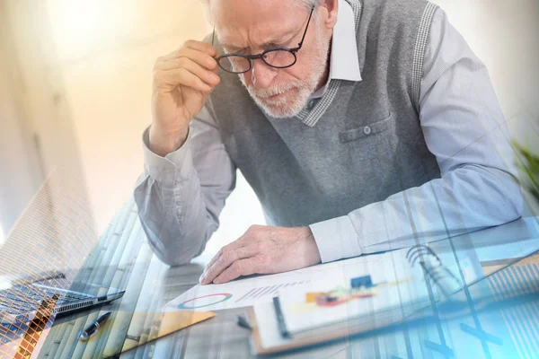 Análisis del informe de comercialización; exposición múltiple — Foto de Stock