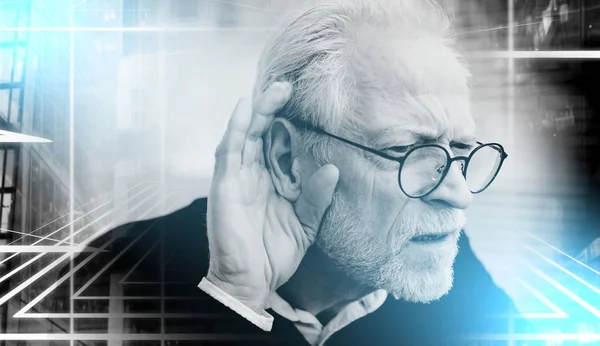 Uomo anziano con problemi di udito; esposizione multipla — Foto Stock