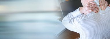 Boyun ağrısı olan işadamı; panoramik afiş