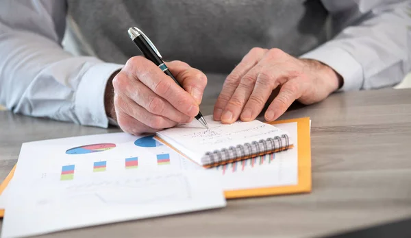 Businessman working on financial results — Stock Photo, Image