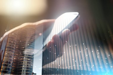 Elde telefon var, birden fazla görüntü var.