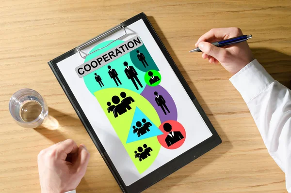 Concepto de cooperación en un escritorio —  Fotos de Stock