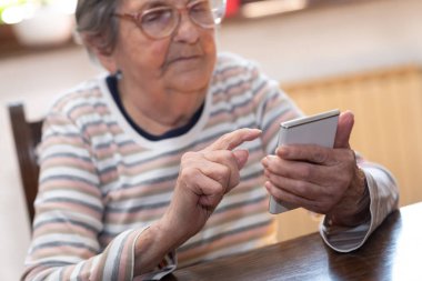Yaşlı kadın ve yeni teknolojiler