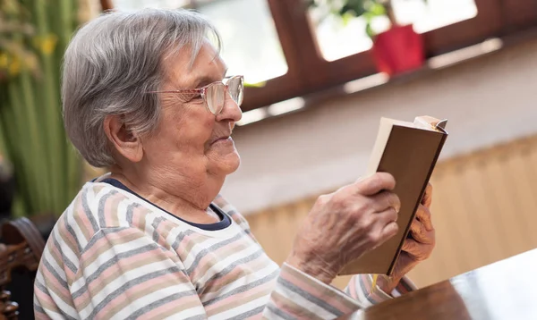 Anciana leyendo un libro — Foto de Stock