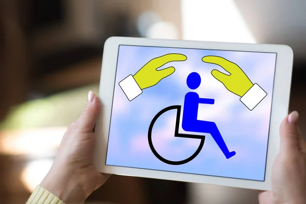 Koncepcja ubezpieczenia na wypadek inwalidztwa na tablecie — Zdjęcie stockowe