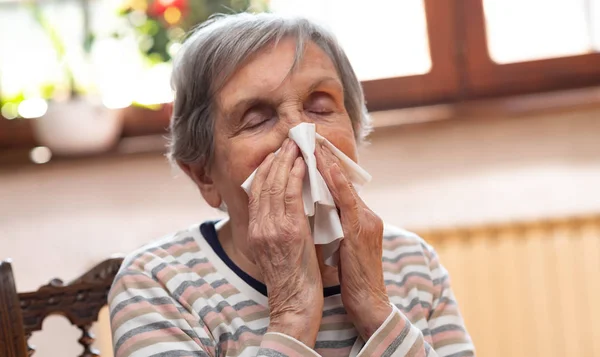 Vieja sonándose la nariz — Foto de Stock