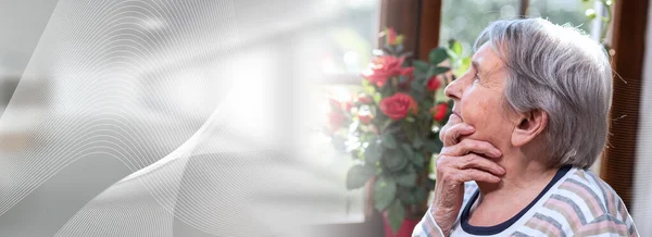 Mujer mayor mirando por la ventana; pancarta panorámica — Foto de Stock