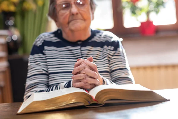 La fe religiosa de los ancianos — Foto de Stock