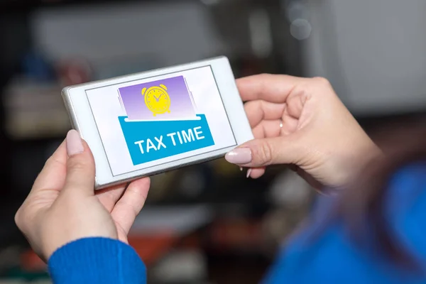 Έννοια φορολογικού χρόνου σε smartphone — Φωτογραφία Αρχείου