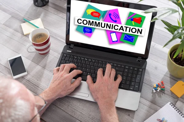 Concepto de COMUNICACIÓN en una pantalla portátil — Foto de Stock