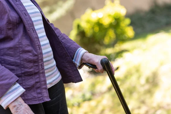 Idős nő, aki egy sétapálca — Stock Fotó