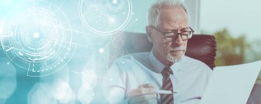 Bir belgeyi kontrol eden olgun iş adamının portresi; panoramik ba