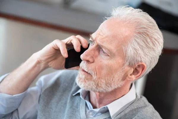 Homme d'affaires senior parlant sur téléphone mobile — Photo