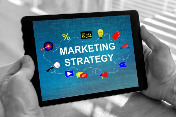 Concepto de estrategia de marketing en una tableta — Foto de Stock