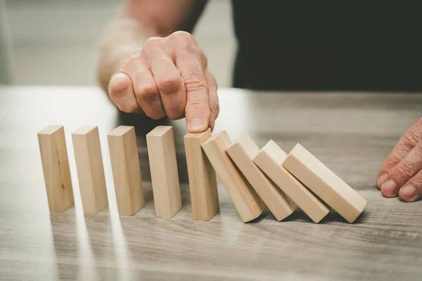 Concetto di controllo aziendale arrestando l'effetto domino — Foto Stock