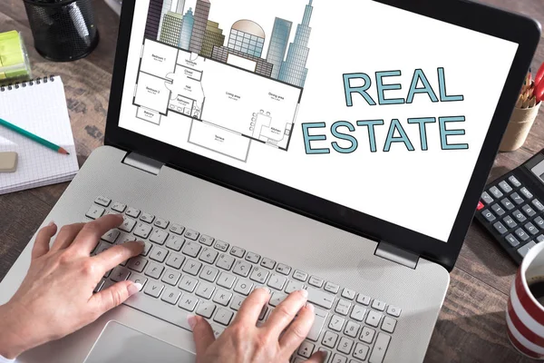 Real estate concept on a laptop screen — Stock Photo, Image