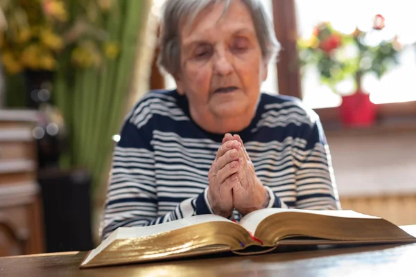 La fe religiosa de los ancianos — Foto de Stock