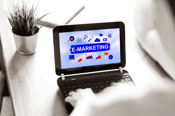 Concepto de e-marketing en una pantalla portátil — Foto de Stock