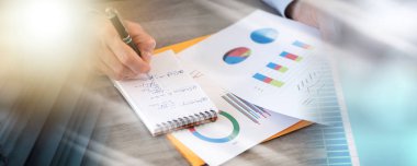 Finansal sonuçlar üzerinde çalışan işadamı; çoklu maruz kalma