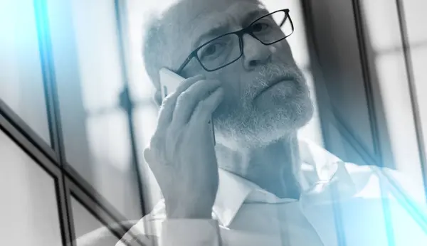 Senior man praten op telefoon; meervoudige belichting — Stockfoto