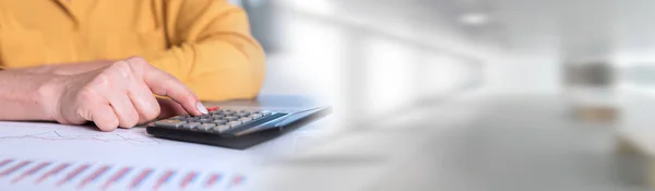 Hands of an accountant working on financial documents; panoramic — Stock Photo, Image