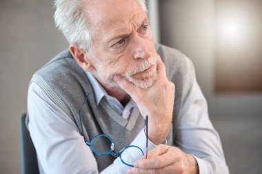 dalgın üst düzey iş adamı