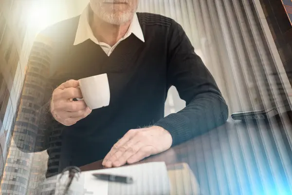Affärsman som har kaffepaus; flera exponerings — Stockfoto