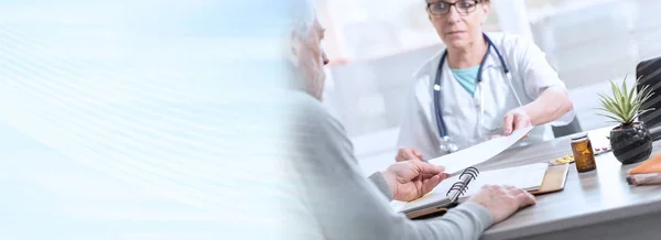 Женщина-врач выписывает рецепт пациентке; панорамный банн — стоковое фото