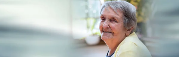 Portret starszego kobiety; baner panoramiczny — Zdjęcie stockowe