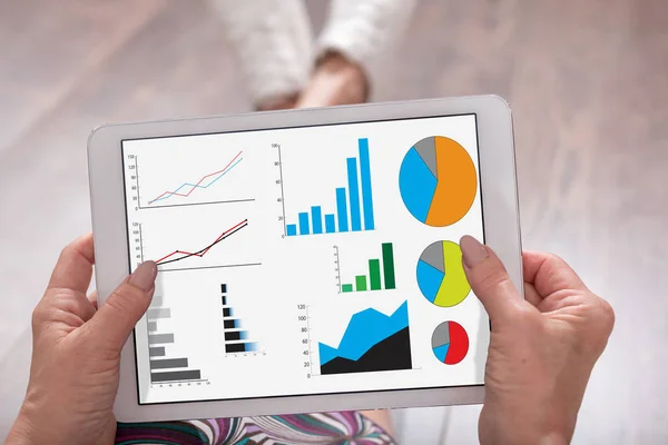 Concepto de análisis gráfico en una tableta — Foto de Stock