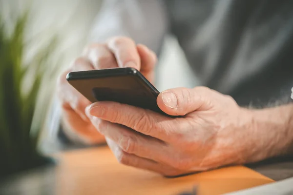 Händer med mobiltelefon — Stockfoto