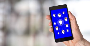 Beyin fırtınası kavramı bir smartphone cep telefonu ile