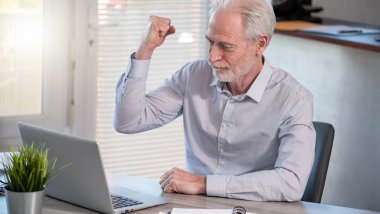 Memnun kıdemli iş adamı