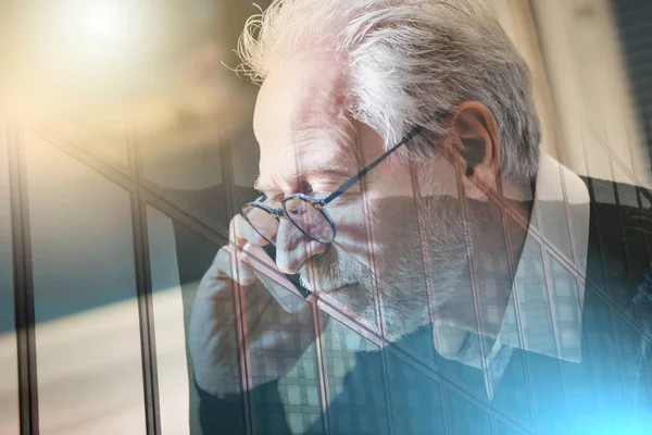 Retrato del hombre moderno mayor hablando en el teléfono móvil; múltiples — Foto de Stock