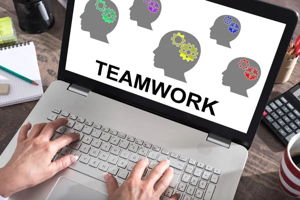 Teamwork concept on a laptop screen — Stock Photo, Image