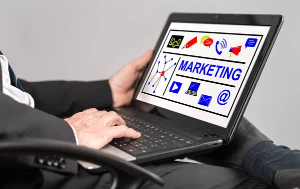 Concepto de marketing en una computadora portátil — Foto de Stock