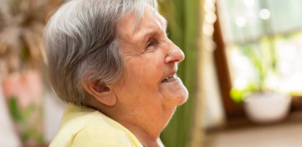 Retrato de mulher sênior — Fotografia de Stock