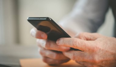 cep telefonu kullaranarak eller