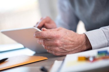 Dijital tablet üzerinde çalışan iş adamı
