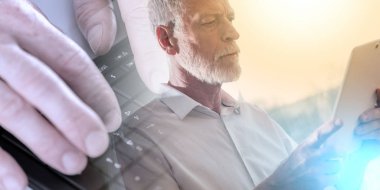 Dijital tablet kullanan kıdemli işadamı, sert ışık; Birden çok 
