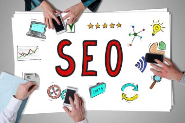SEO kavramı bir masa üzerine yerleştirilen