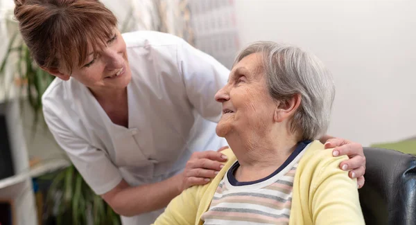 Concepto de apoyo a los ancianos — Foto de Stock