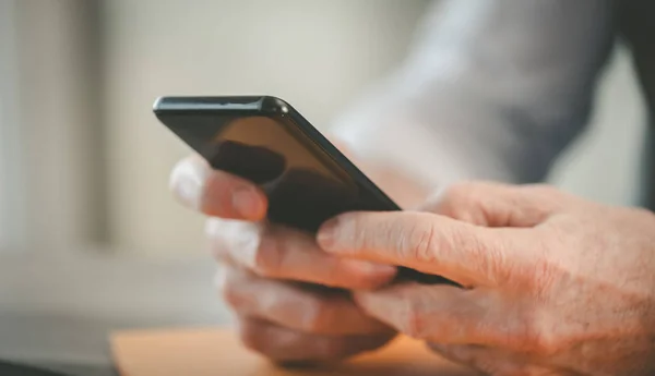 Händer med mobiltelefon — Stockfoto