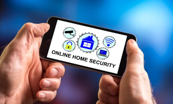 Online otthoni biztonsági koncepció egy okostelefon — Stock Fotó