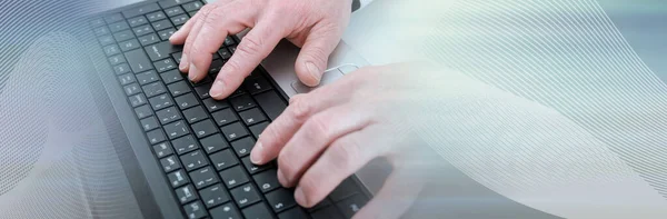 Empresario escribiendo en su computadora portátil; bandera panorámica — Foto de Stock