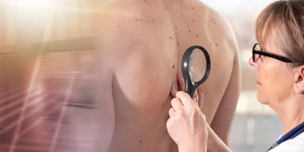 Dermatologista examinando a pele de um paciente; exposição múltipla — Fotografia de Stock