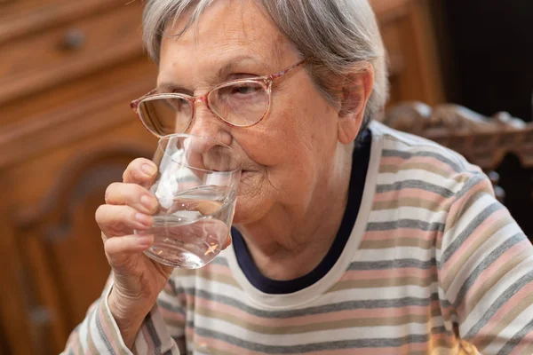 Mujer mayor bebiendo agua — Foto de Stock