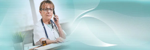 Cep telefonuyla konuşan kadın doktor; panoramik pankart — Stok fotoğraf