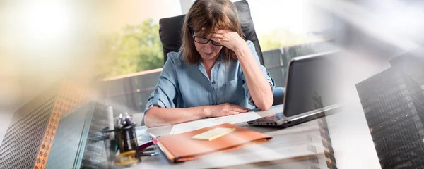 Porträt einer besorgten Geschäftsfrau; Mehrfachbelichtung — Stockfoto